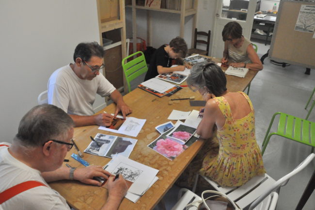 Graveurs et graveuses au travail