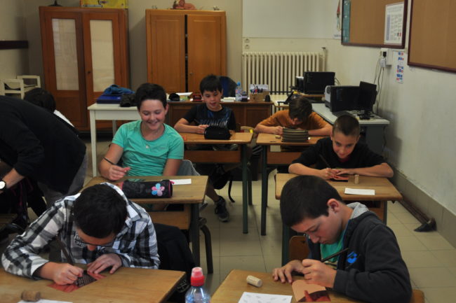gravure en classe le travail est appliqué