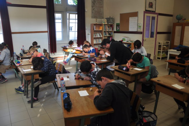 Les enfants gravent avec application