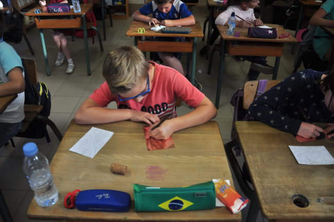 Les enfants gravent avec application