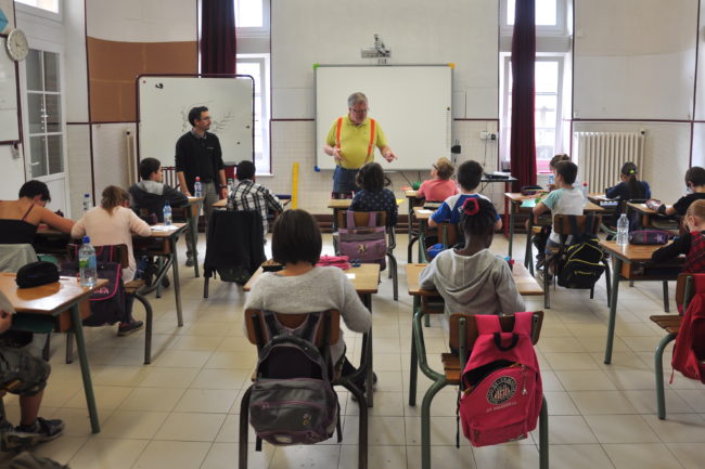 gravure en classe le travail est appliqué