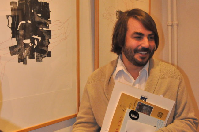 Le lauréat devant son oeuvre