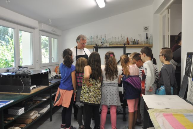 Très attentifs aux explications de Jacques sur la presse et l'impression