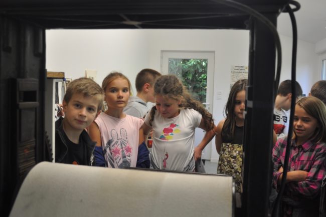 Très attentifs aux explications de Jacques sur la presse et l'impression