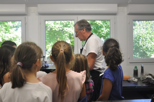 Très attentifs aux explications de Jacques sur la presse et l'impression