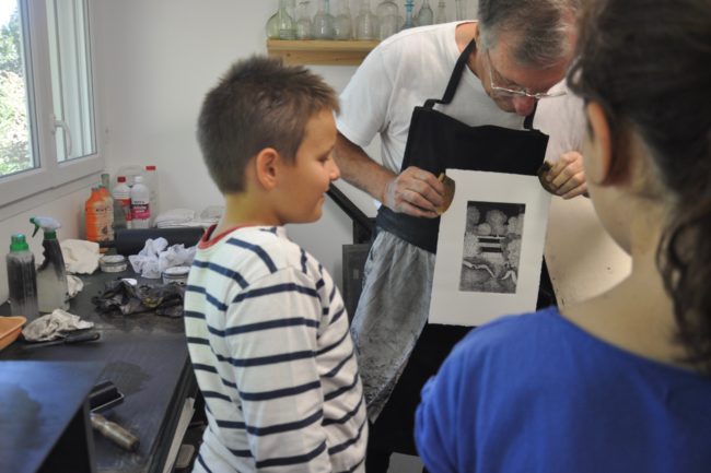 Très attentifs aux explications de Jacques sur la presse et l'impression