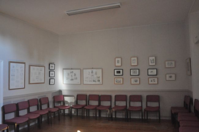 Vues d'ensemble de la salle et des gravures des adultes 
