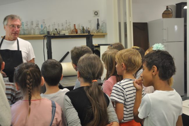 Très attentifs aux explications de Jacques sur la presse et l'impression