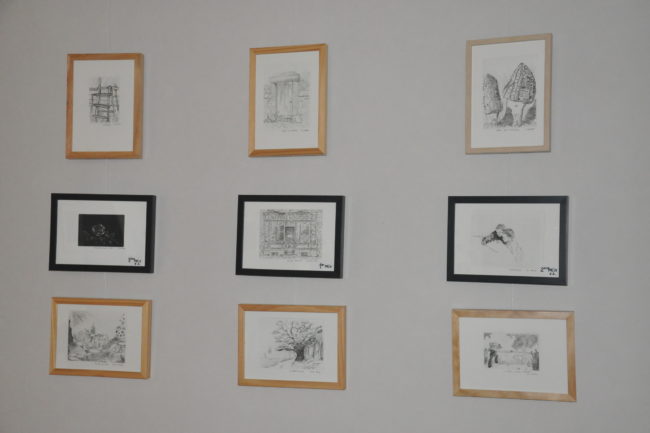 Vues d'ensemble de la salle et des gravures des adultes 
