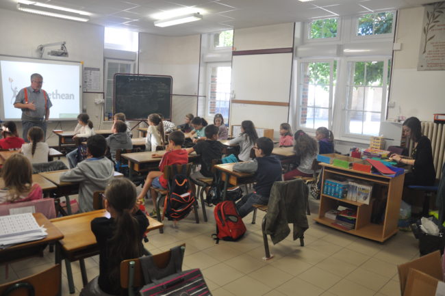 La classe est attentive , on commence à graver