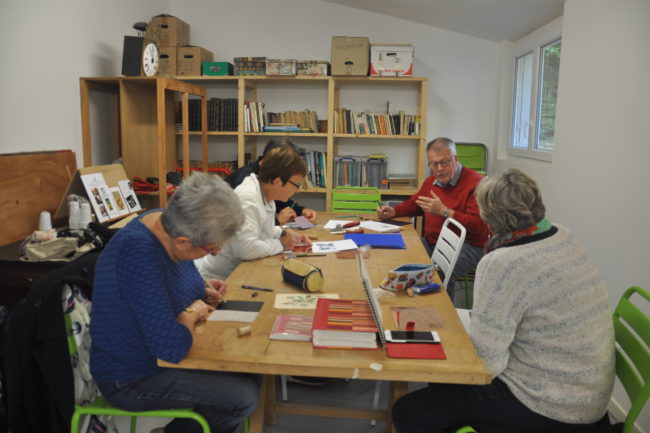 Les graveurs au travail sont observés