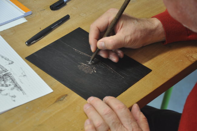 Yves travaille son eau-forte  