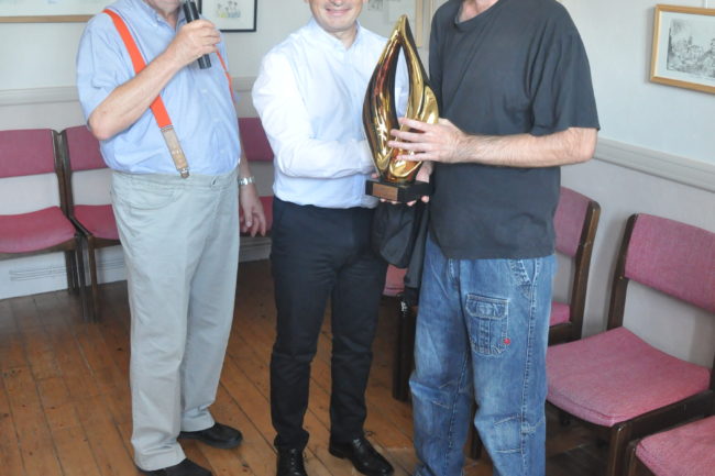 Remise du trophée à Sylvain  