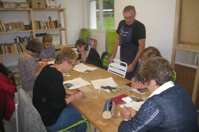 Graveurs et graveuses au travail