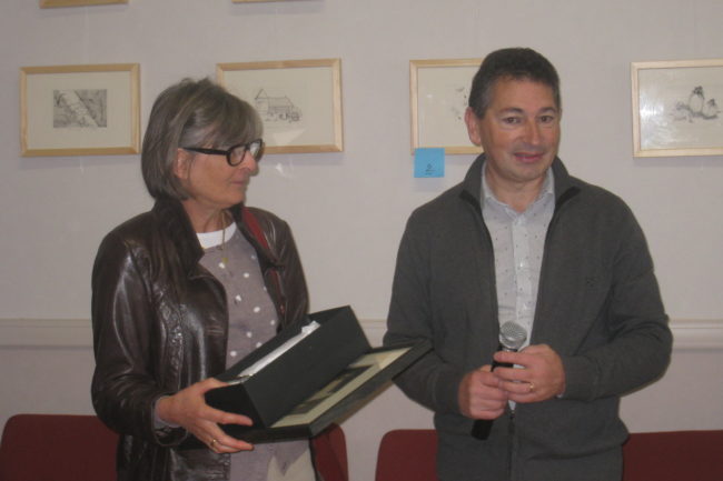 Remise du 1er prix par C.Lafaye maire de Saint-Léon