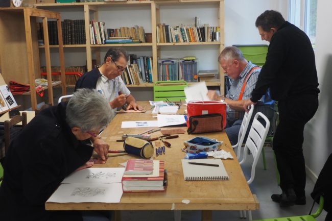 Les graveurs au travail sont observés