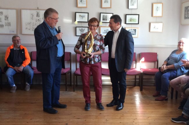 Remise du prix par C.Lafaye (maire de Saint-Léon)