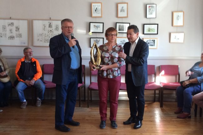 Remise du prix par C.Lafaye (maire de Saint-Léon)