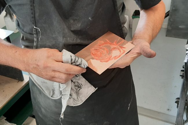 Jacques essuie la tranche de la plaque