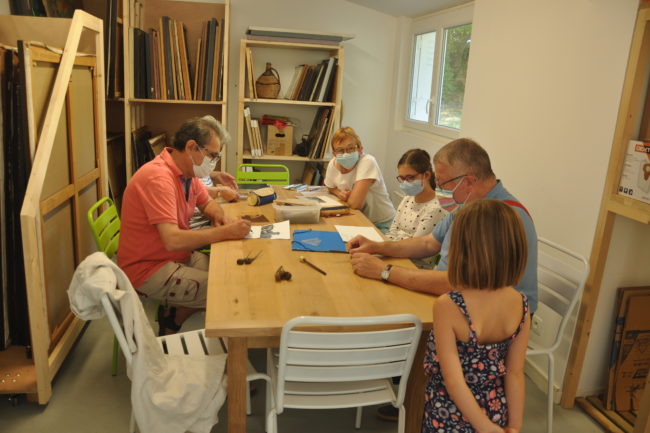 Victoria admire et écoute Papy