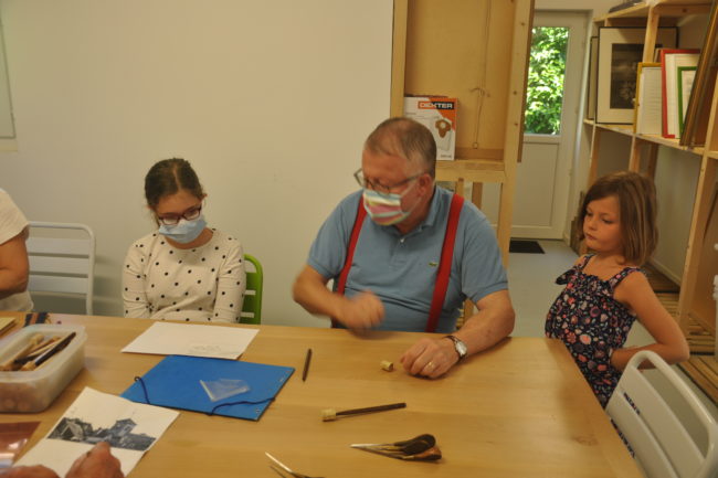 Yves explique à Elinor sous la surveillance de Victoria