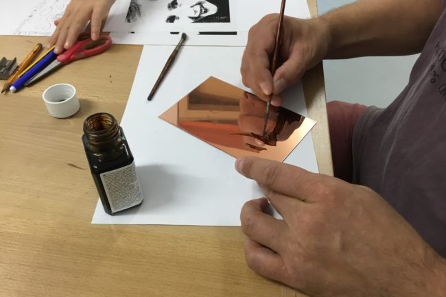Nicolas met de la cire pour l'impression en aquatinte