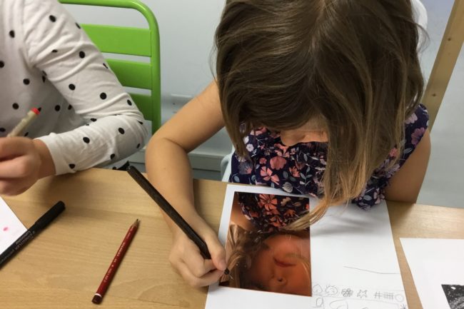 Reflet de Victoria sur sa plaque