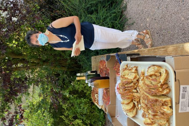 Manu prépare le buffet